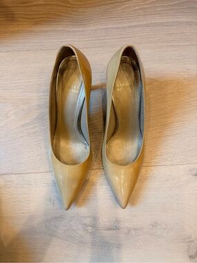 Stuart Weitzman Patent Pointed-Toe Pumps in Nude